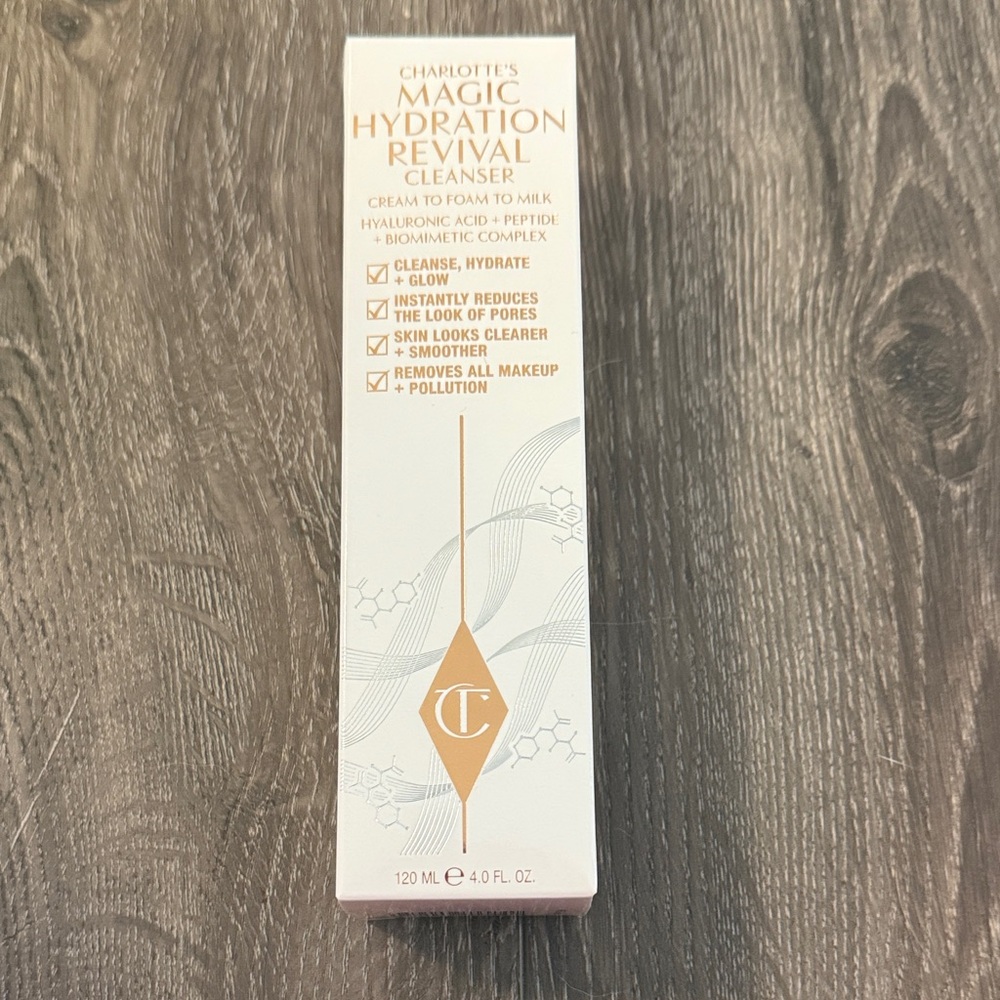 Charlotte Tilbury Magic Hydration Cleanser in White and Gold